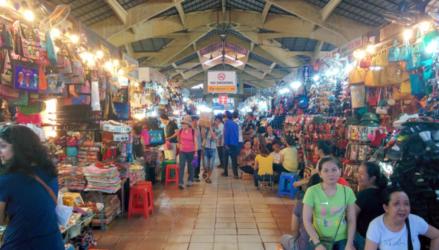 Busy isles of Ben Thanh Markets